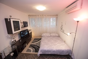 1 chambre, bureau, fer et planche à repasser, lit parapluie