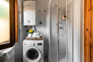 Shower, hair dryer, bidet, towels - SMALL IRIS FLORENCE CENTER (Firenze)