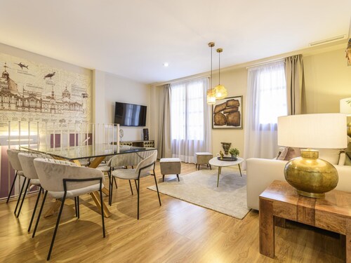 Ramilletes Street - 3 Bedrooms, 5-7 Pax, Central Market, old town