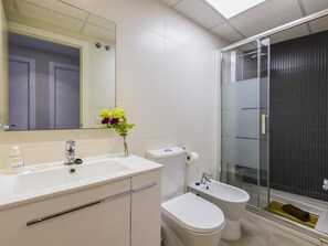 Shower, hair dryer, towels - Ramilletes Street - 3 Bedrooms, 5-7 Pax, Central Market, old town (València)