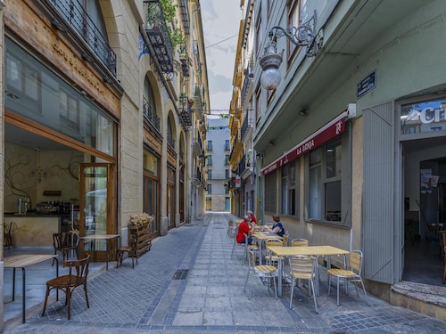 Ramilletes Street - 3 Bedrooms, 5-7 Pax, Central Market, old town