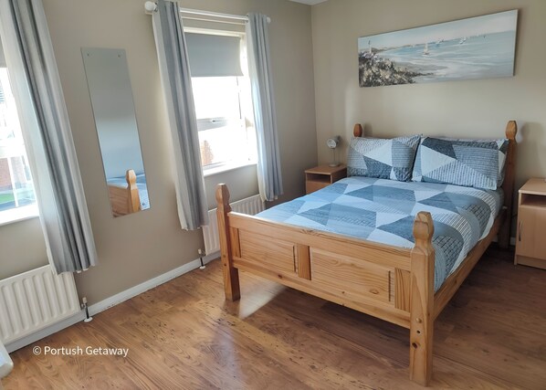 2 عدّة غرف نوم ومكتب ومكواة/لوح كي وسرير سفر