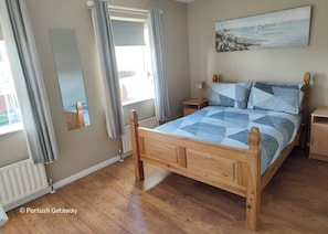 2 chambres, bureau, fer et planche Ă repasser, lit parapluie