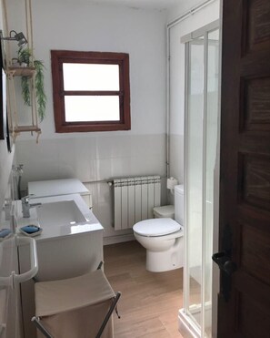 Een douche, handdoeken