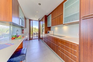 Refrigerador, microondas, horno, lavavajillas