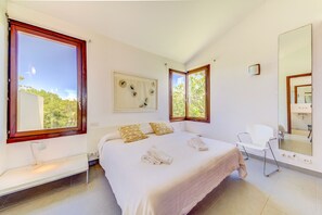 2 bedrooms, in-room safe, iron/ironing board, free WiFi