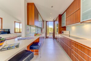 Kjøleskap, mikrobølgeovn, ovn og oppvaskmaskin