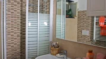 Dusche, Haartrockner, Bidet, Handtücher