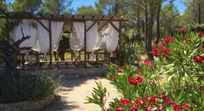 Terrace/patio - Luxury Villa Vaucluse with private pool (Saumane de Vaucluse)