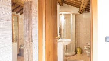 SĂšche-cheveux, serviettes fournies