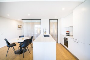 Business Apartment, 2 Bedrooms, Lake View | Private kitchen