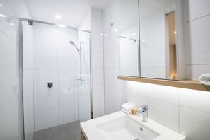 Apartment, 1 Queen-Bett | Badezimmer | Kostenlose Toilettenartikel, Haartrockner, Handtücher