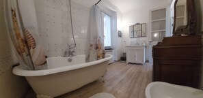 Duschwanne, Haartrockner, Bidet, Handtücher