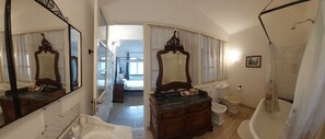 Bañera con ducha, secador de pelo, bidet, toallas