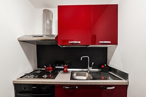 Refrigerador, horno, parrilla de estufa y cafetera y tetera 