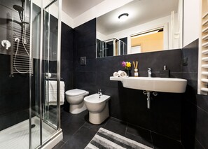 Dusche, Haartrockner, Bidet, Handtücher