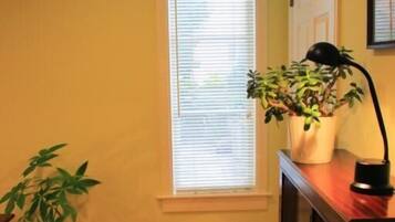 House, Multiple Beds (Cow Hollow Studio) | Business center