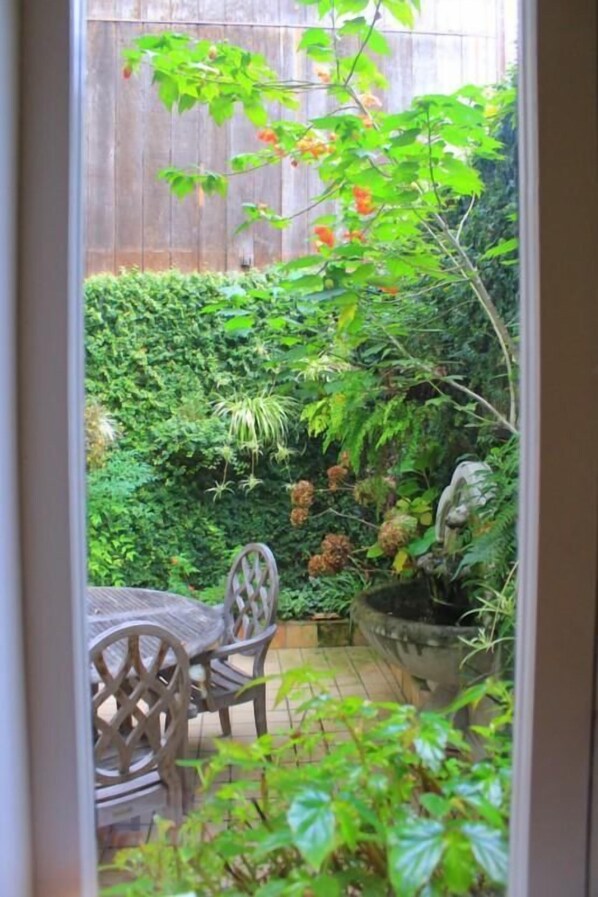 House, Multiple Beds (Cow Hollow Studio) | Garden
