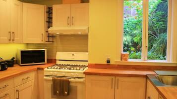House, Multiple Beds (Cow Hollow Studio) | Private kitchen | Fridge, microwave, oven, stovetop