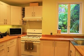 House, Multiple Beds (Cow Hollow Studio) | Private kitchen | Fridge, microwave, oven, stovetop