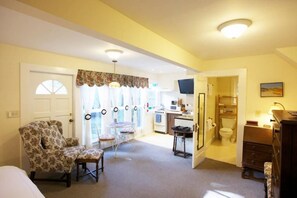 House, 1 Queen Bed (Del Mar Cottage) | Living area | TV