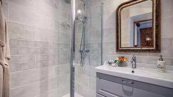 Combinazione doccia/vasca, asciugacapelli, bidet, asciugamani