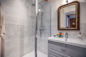 Duschwanne, Haartrockner, Bidet, Handtücher
