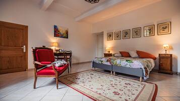 5 chambres, coffres-forts dans les chambres, bureau