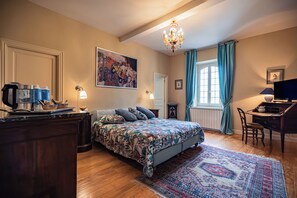 5 slaapkamers, een kluis op de kamer, een bureau