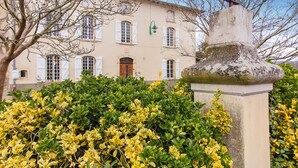 A building with a beige facade, white shutters, and a green street lamp. - GUEST HOUSE OSTAL CASSINIA  (Cassagne)