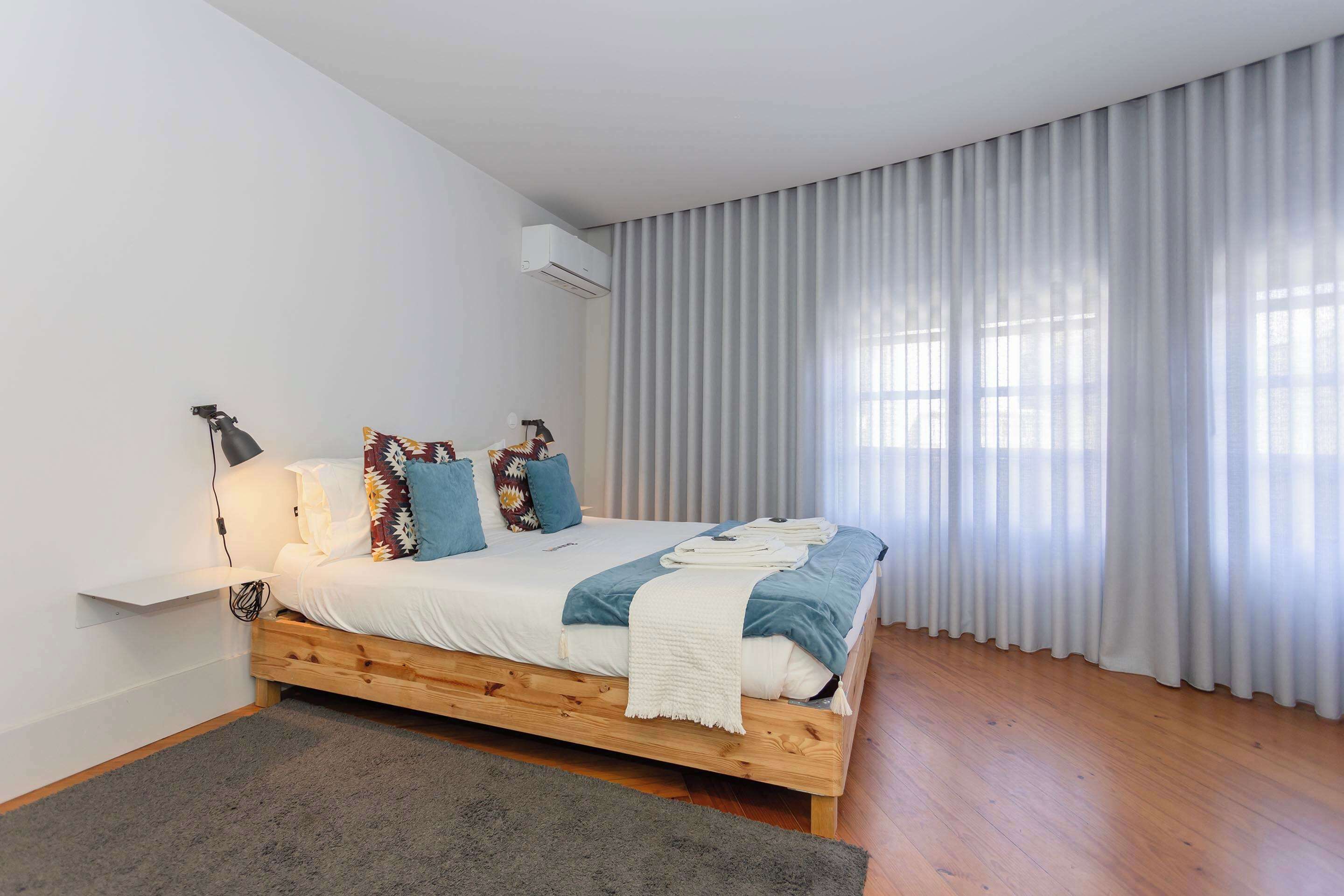 3 habitaciones, tabla de planchar con plancha, wifi y ropa de cama 
