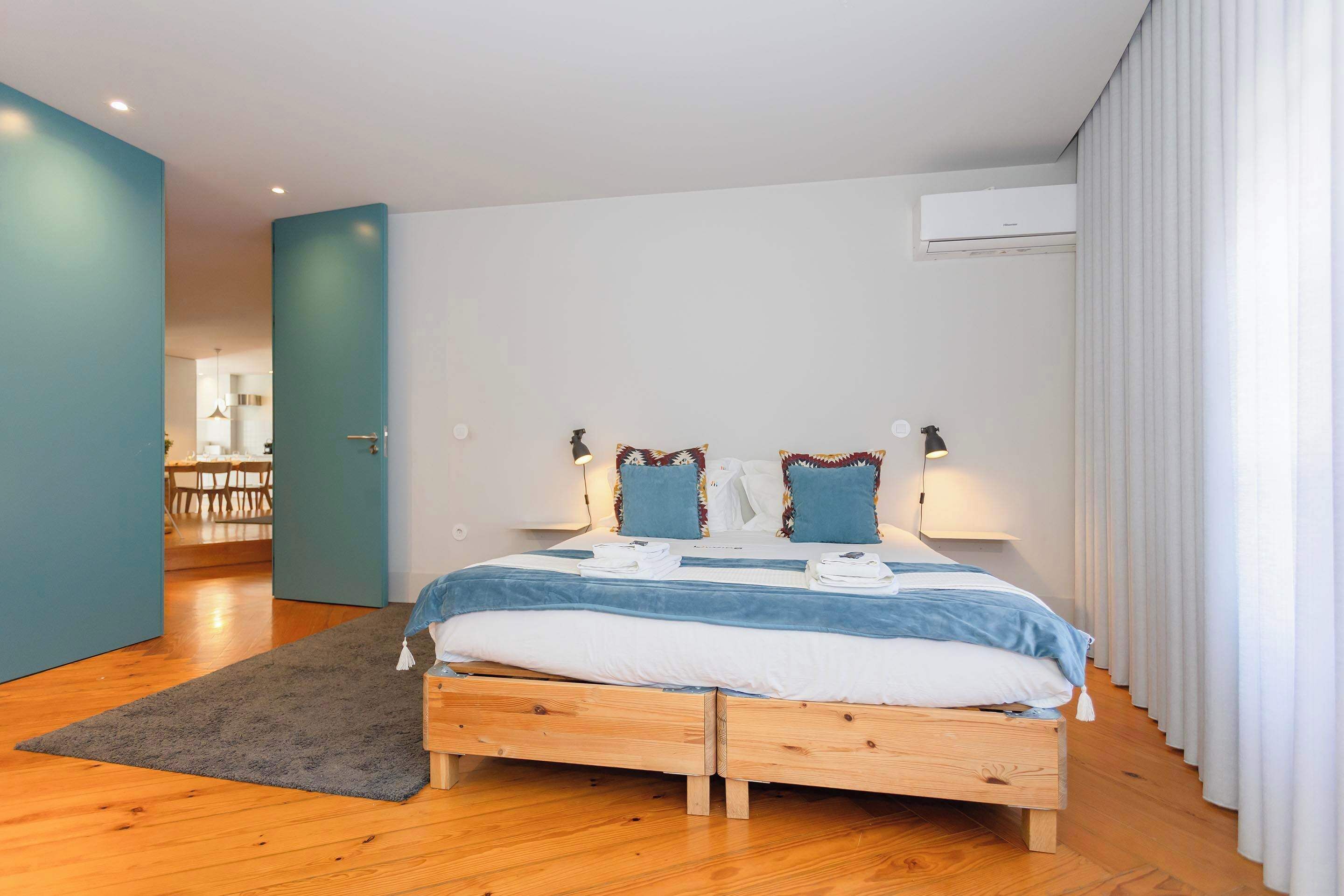 3 habitaciones, tabla de planchar con plancha, wifi y ropa de cama 