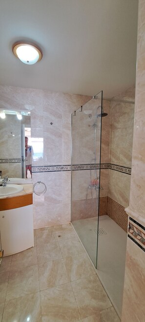 Baignoire, serviettes fournies