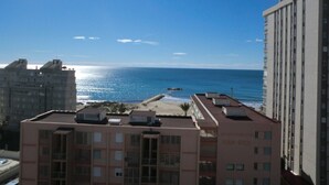 Un edificio alto con vista al océano.