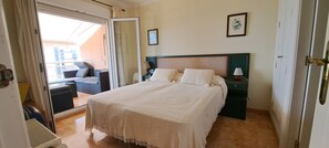 1 slaapkamer, een strijkplank/strijkijzer, gratis wifi, beddengoed