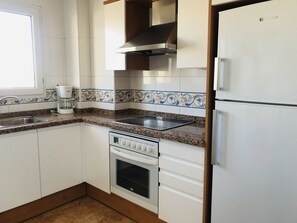 Een koelkast, een microgolfoven, een oven, een vaatwasser