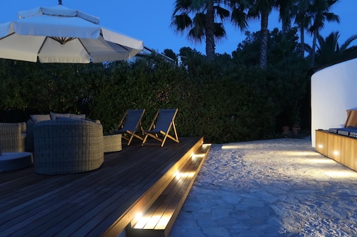 Beautiful villa for 10 people with private pool and sea view