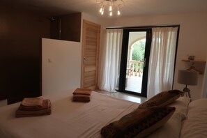 5 bedrooms, iron/ironing board, WiFi, bed sheets
