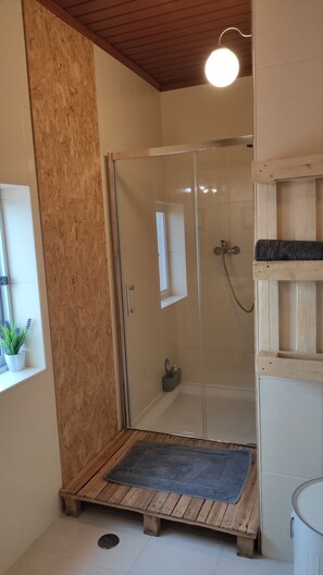 Dusche, Haartrockner, Bidet, Handtücher