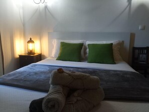 3 bedrooms, iron/ironing board, WiFi, bed sheets - HOUSE DAMÉLIA POLO1 Village near Óbidos, nature, activities, events  (Vau)
