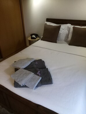 3 bedrooms, iron/ironing board, WiFi, bed sheets - HOUSE DAMÉLIA POLO1 Village near Óbidos, nature, activities, events  (Vau)