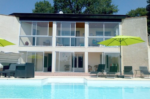 Appartement contemporain spacieux au bord de la piscine, PISCINE PRIVÉE, jardin clos