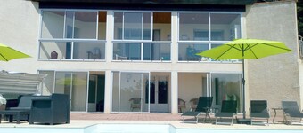 Eigentijds ruim zwembad appartement, prive zwembad, omheinde tuin