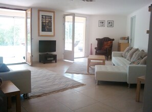 TV - Contemporary Spacious Poolside Apartment, PRIVATE POOL, enclosed garden (Villeneuve-sur-Lot)