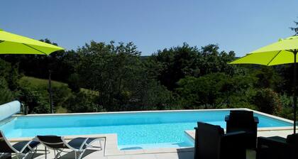 Appartement contemporain spacieux au bord de la piscine, PISCINE PRIVĂE, jardin clos
