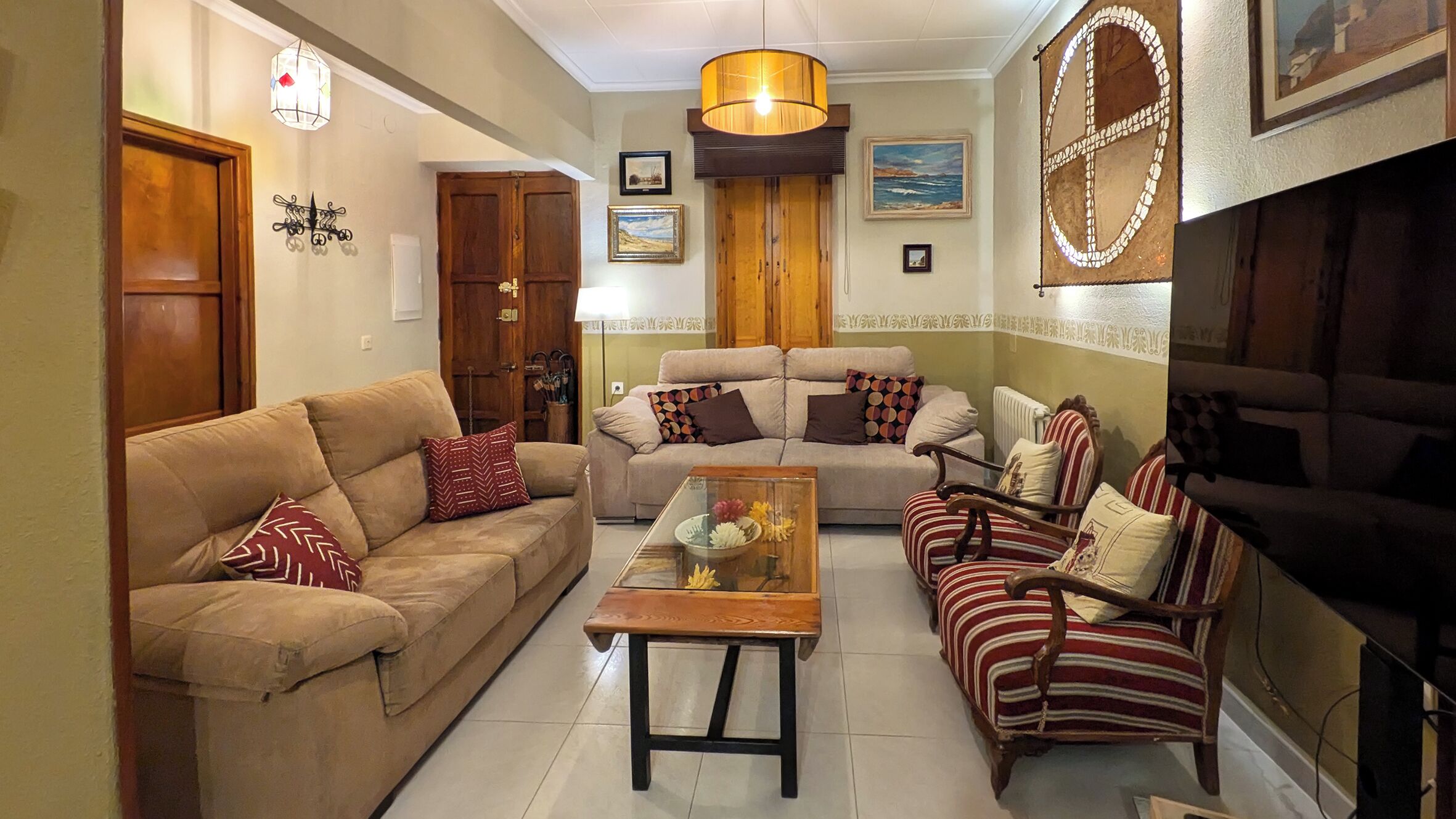 Télévision, lecteur de DVD, baby-foot, livres