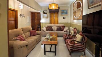 Télévision, lecteur de DVD, baby-foot, livres