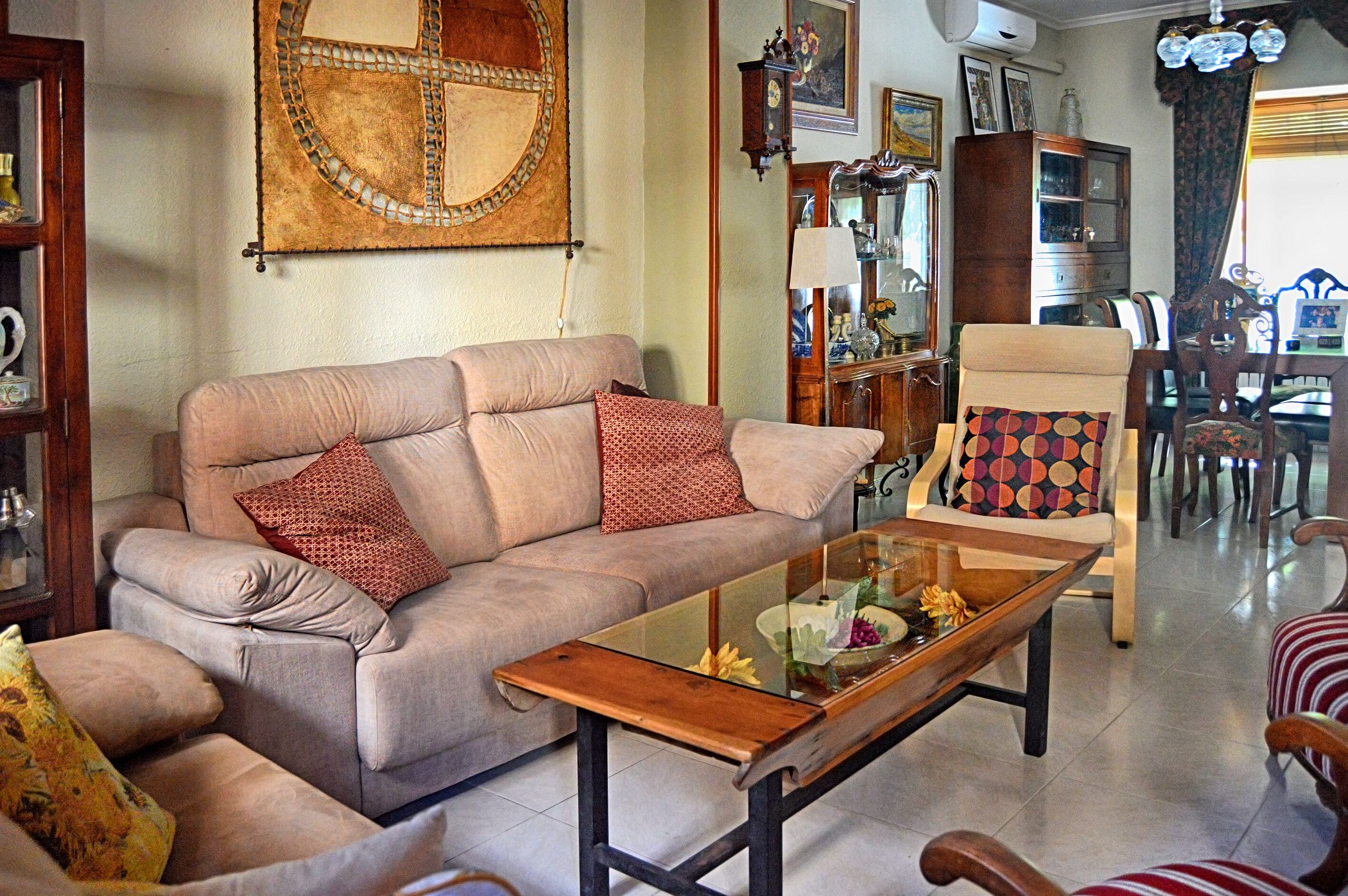 电视、DVD 播放器、桌上足球、书