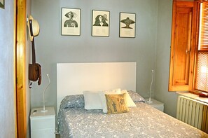 4 chambres, bureau, fer et planche à repasser, accès au Wi-Fi (inclus)