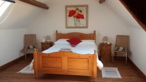 3 bedrooms, iron/ironing board, internet, bed sheets - Beautiful Stone Farmhouse Stunning Views Nestled in rolling Creuse countryside! (CHAMBON SUR VOUEIZE)